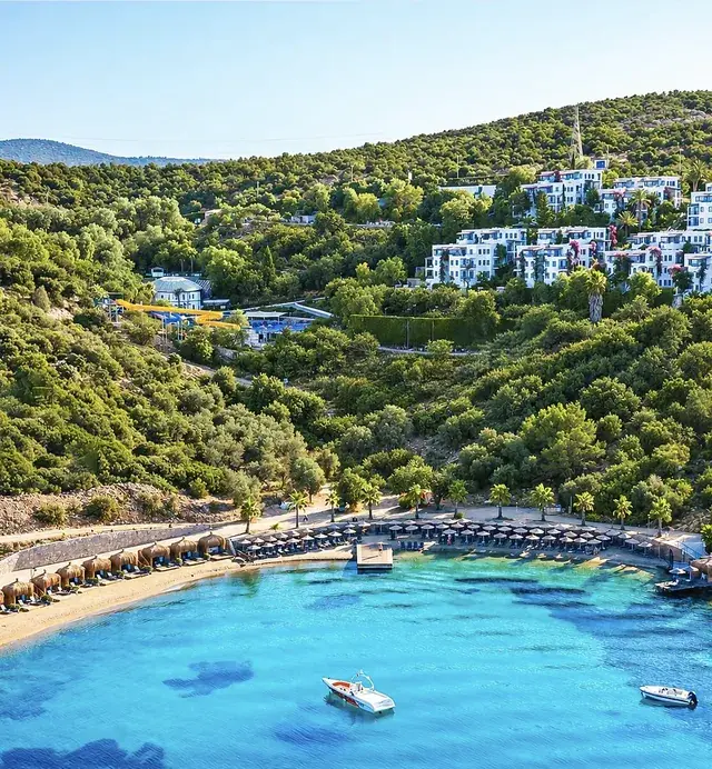 Bodrum Holiday Resort için hazırlanan Instagram gönderisi: koy ve otelin havadan görünümü